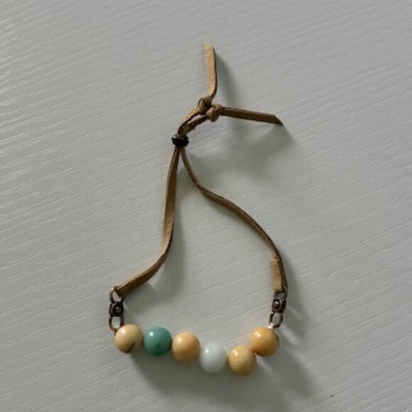 Bracelet - soft tan leather band with peach and tan beads. Expandable! - Picture 2 of 3